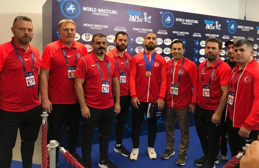 Milli güreşçi Feyzullah Aktürk dünya üçüncüsü