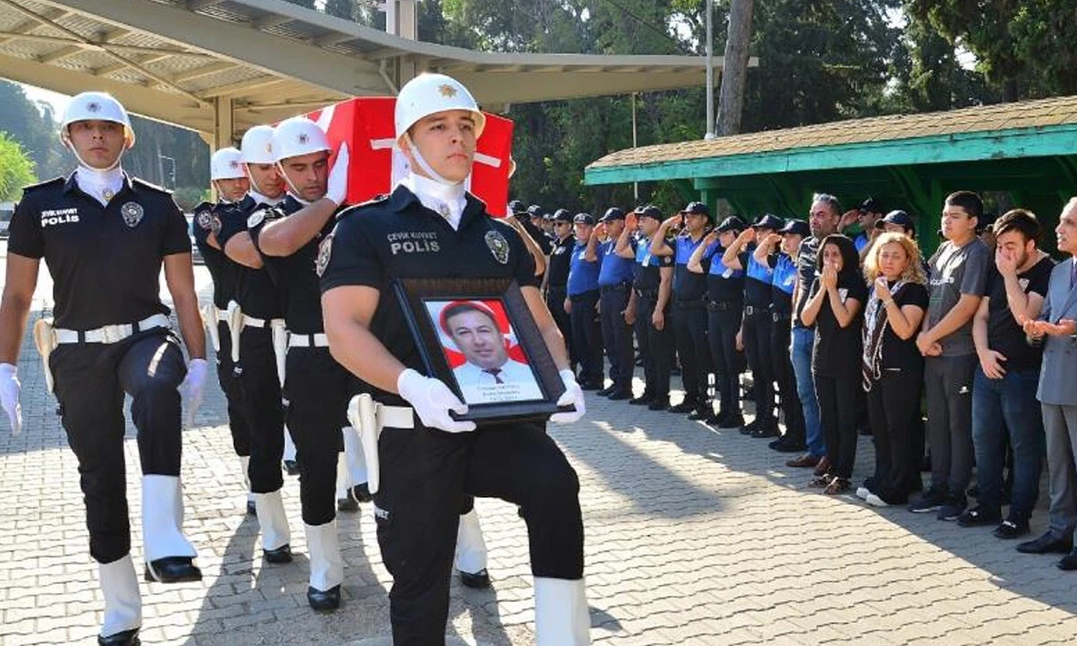 'Dayıya sor' videosuyla tanınmıştı... Fenomen gaspçıyı adliyeye götüren polis şehit oldu