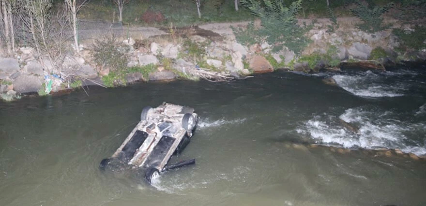 Dereye uçan otomobilde 2 kişi öldü, 3 kişi yaralandı
