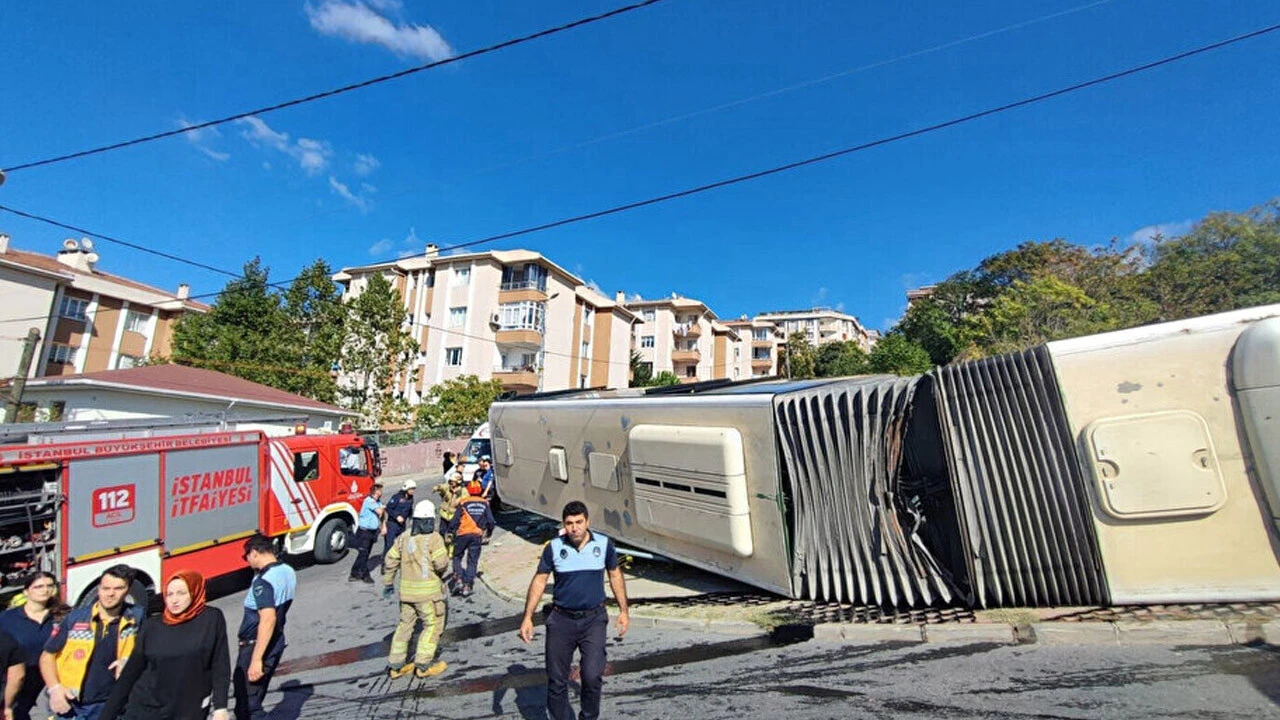 İstanbul'da feci kaza! Yokuşta kayan İETT otobüsü devrildi: Yaralılar var