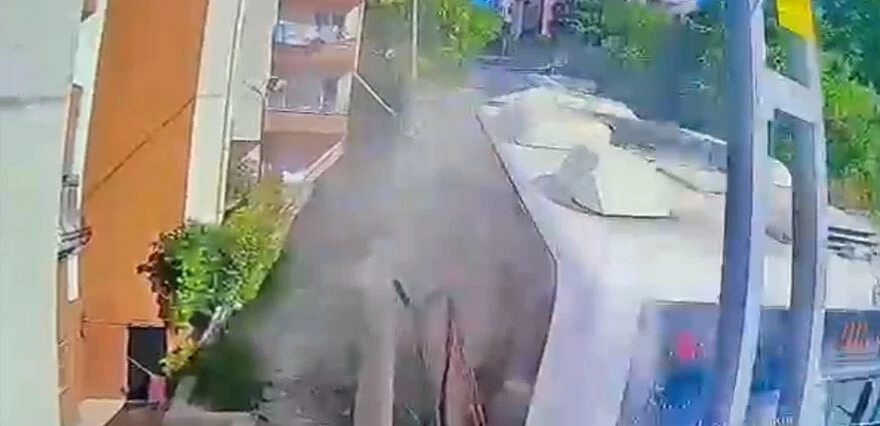 İstanbul'da feci kaza! Yokuşta kayan İETT otobüsü devrildi: Yaralılar var