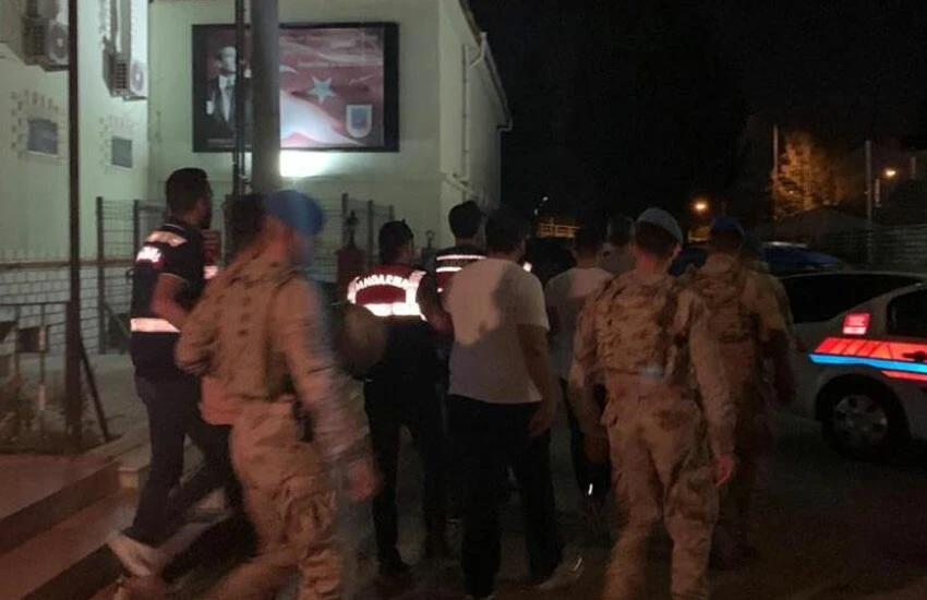 FETÖ'nün askeri yapılanmasına ilişkin soruşturmada çok sayıda asker ve askeri öğrenci gözaltına alındı.