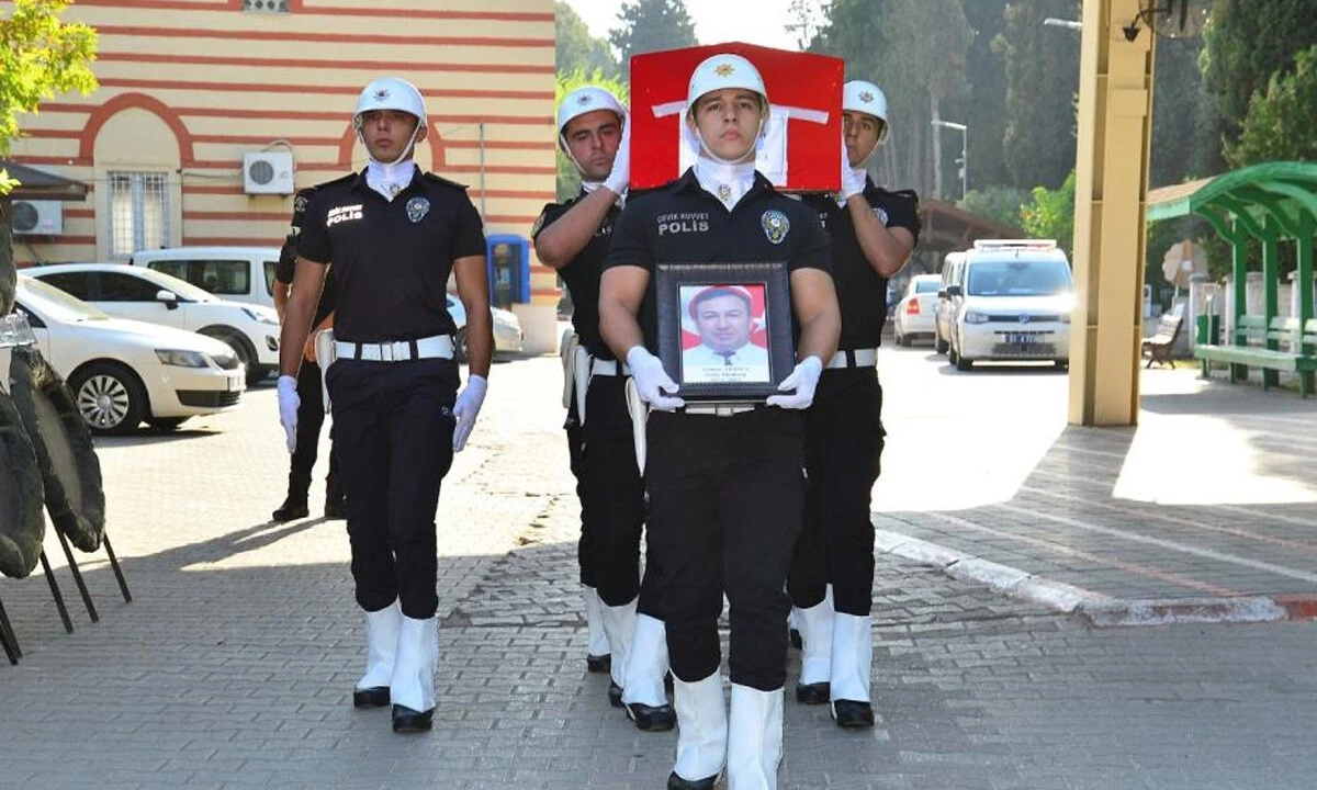 'Dayıya sor' videosuyla tanınmıştı... Fenomen gaspçıyı adliyeye götüren polis şehit oldu