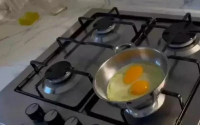 Her şey tek kareden okunuyor! Bekar hayatını paylaşan Mehmet Aslantuğ’un fotoğrafı olay oldu