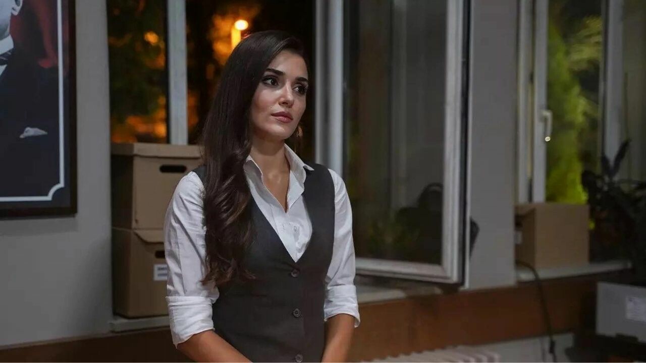 Oyunculuğu yerden yere vurulmuştu! Hande Erçel’e yönetmeninden destek geldi…