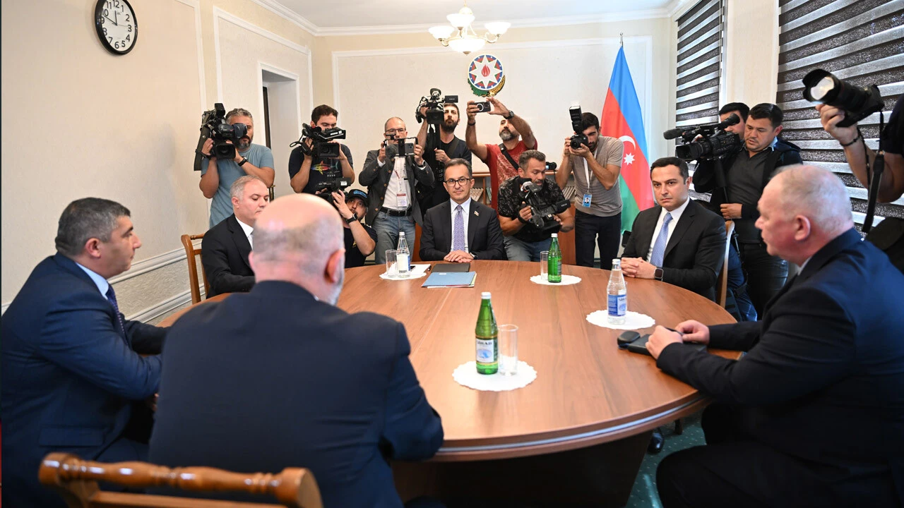 tarihi görüşme, Karabağ'a yakın bir noktada yer alan Yevlah şehrindeki valilik binasında yapılıyor.