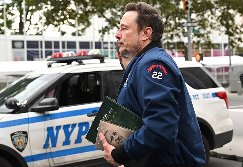 New York'ta Türkevi’nde Cumhurbaşkanı Erdoğan ile görüşen Elon Musk'ın binadan ayrılırken kendisine hediye edilen kitaplarla çıkması dikkat çekti.