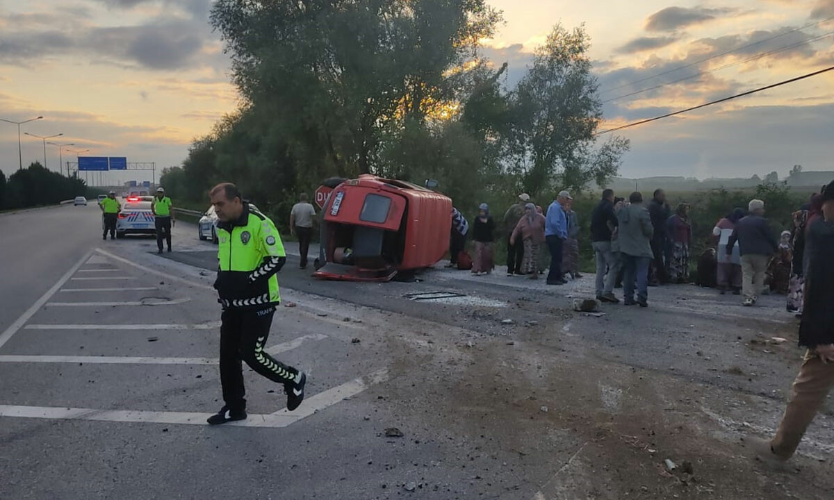 Samsun&#039;da korkunç kaza! Lastiği patlayan minibüs devrildi: Çok sayıda yaralı var