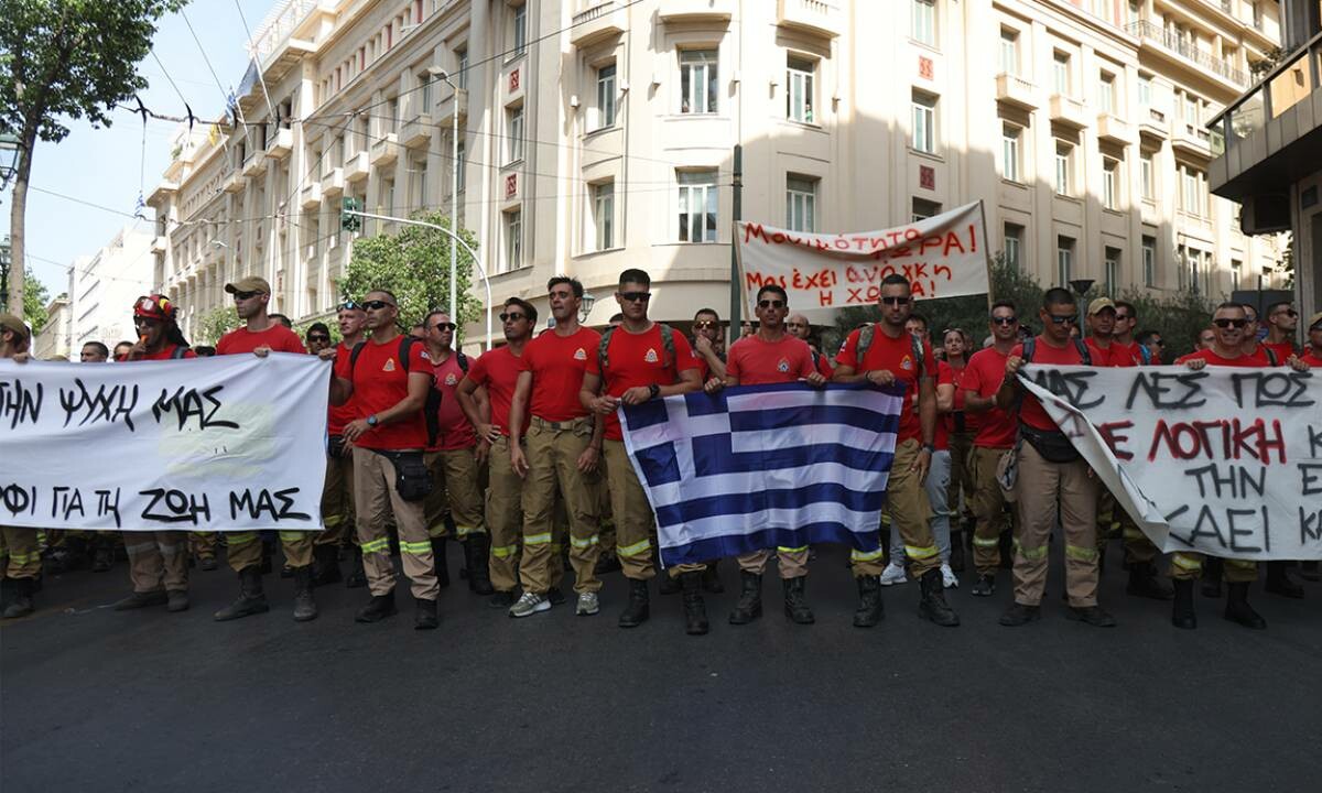 Yunanistan&#039;da halk sokaklara döküldü! Yeni çalışma yasa tasarısı protesto edildi