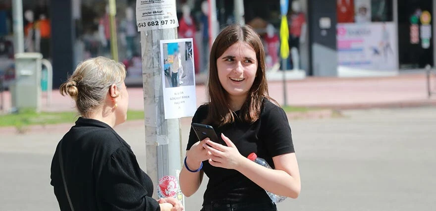 Bir garip ilan! Görenler şaştı kaldı... Kimi söküp attı, kimi fotoğrafını çekti! 'Bu iki köpeği yolda görürseniz...'