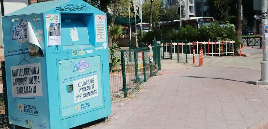 Bir garip ilan! Görenler şaştı kaldı... Kimi söküp attı, kimi fotoğrafını çekti! 'Bu iki köpeği yolda görürseniz...'