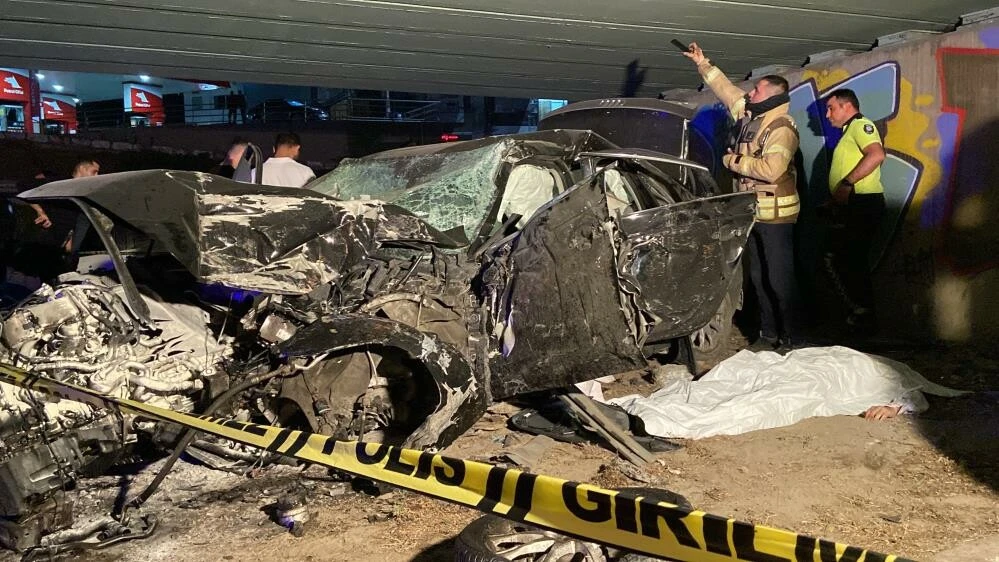 Bahçelievler'de feci kaza: Hurdaya dönen araçta 4 kişi hayatını kaybetti