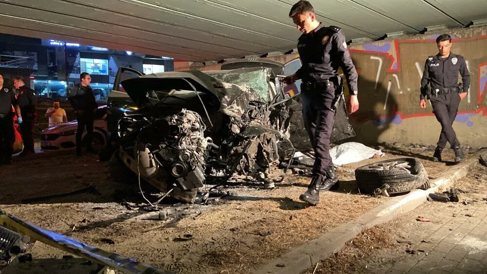 Bahçelievler'de feci kaza: Hurdaya dönen araçta 4 kişi hayatını kaybetti