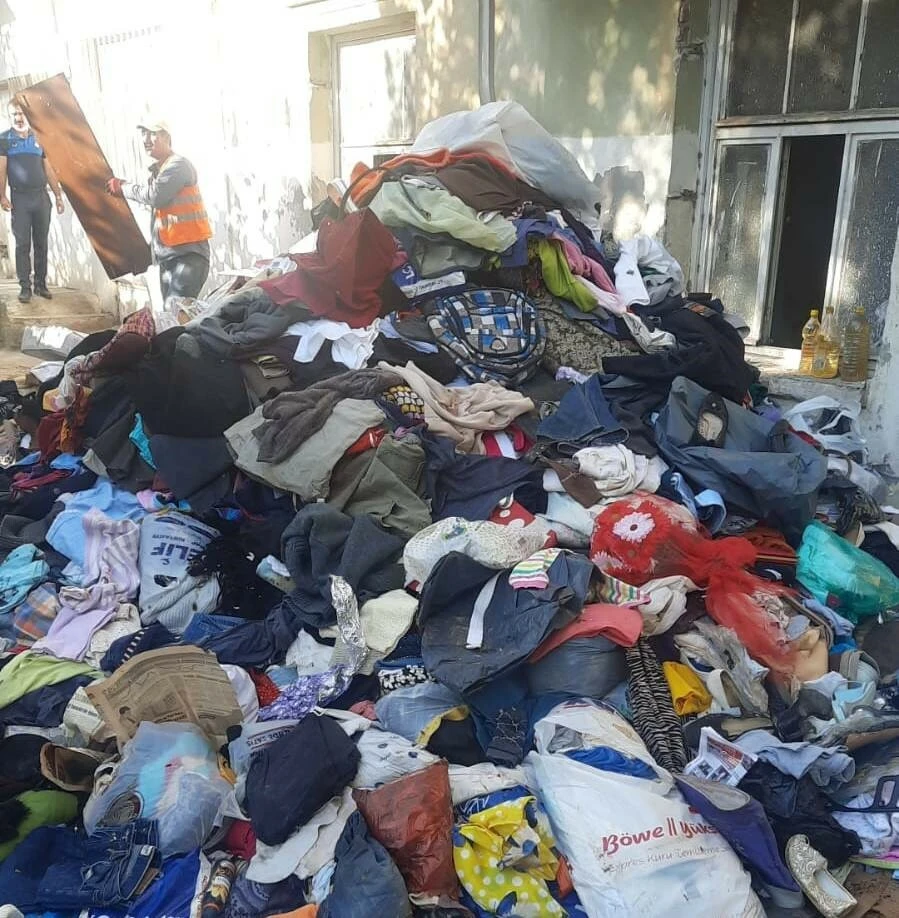 Belediye başkan adayının evinden 15 kamyon çöp çıktı ekipler de şoke oldu