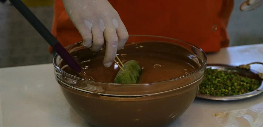 Adanalı tatlıcı keşfetti! Sıcaklarda yok satan dondurma: Yiyen başka dondurmayı ağzına koymuyor