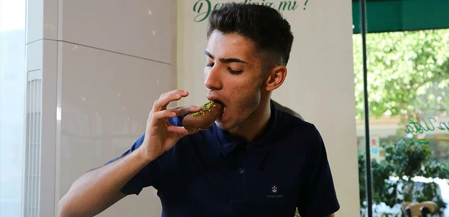 Adanalı tatlıcı keşfetti! Sıcaklarda yok satan dondurma: Yiyen başka dondurmayı ağzına koymuyor