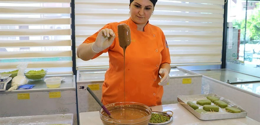 Adanalı tatlıcı keşfetti! Sıcaklarda yok satan dondurma: Yiyen başka dondurmayı ağzına koymuyor