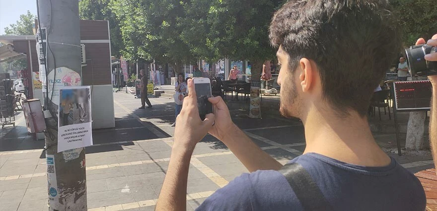 Bir garip ilan! Görenler şaştı kaldı... Kimi söküp attı, kimi fotoğrafını çekti! 'Bu iki köpeği yolda görürseniz...'