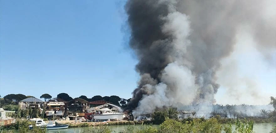 Aksu'da korkutan yangın! Lüks tekneye ardından ormana sıçradı