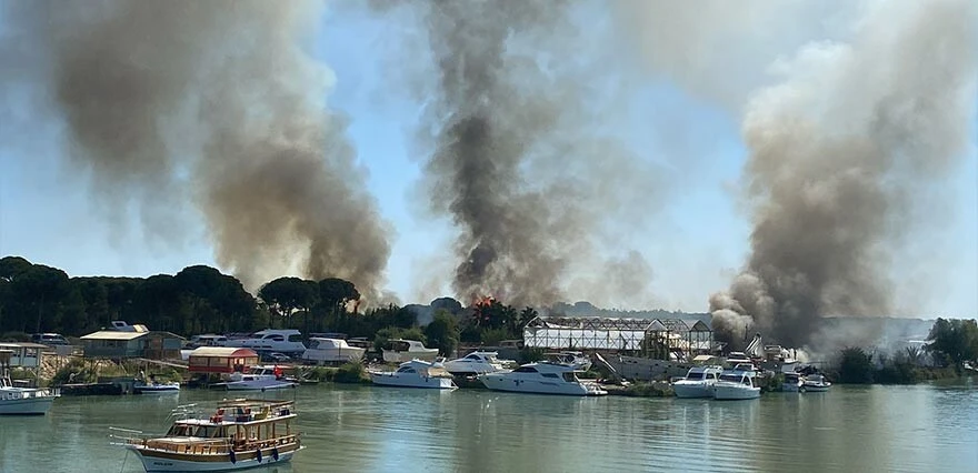 Aksu'da korkutan yangın! Lüks tekneye ardından ormana sıçradı