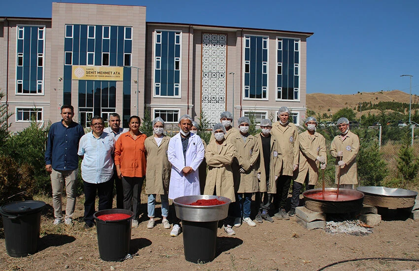 Çankırı'da lise öğrencilerinin ürettiği domatesler pansiyonların ihtiyacını karşılıyor.