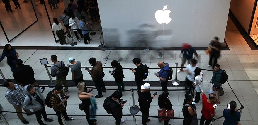 Her şey iPhone 15 için... Bedava dağıtıyorlarmış gibi resmen birbirlerini ezdiler!