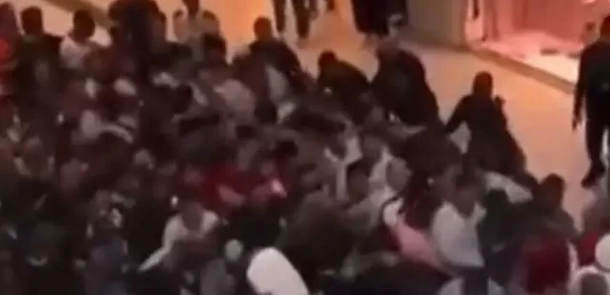 Her şey iPhone 15 için... Bedava dağıtıyorlarmış gibi resmen birbirlerini ezdiler!