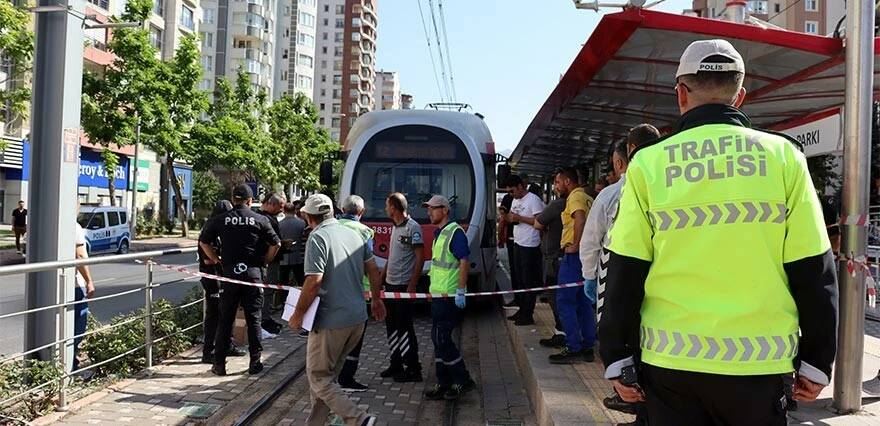 Ücretsiz binmek istediği tramvayın altında kaldı