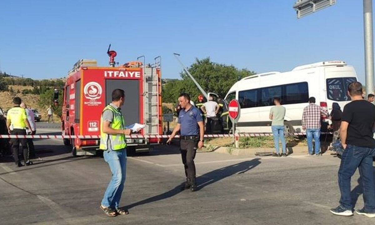 Yürekleri ağza getiren kaza! Okul servisi, iki araca çarptı: Çok sayıda öğrenci yaralandı