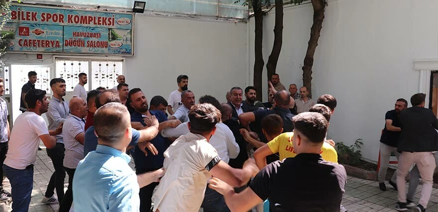 CHP'de oraklı kavga! Kongrede bir anda tansiyon yükseldi, ortalık savaş alanına döndü