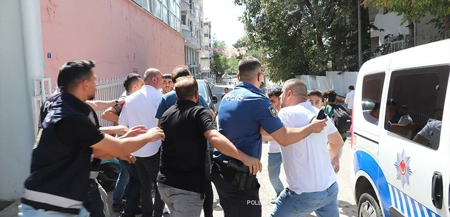 CHP'de oraklı kavga! Kongrede bir anda tansiyon yükseldi, ortalık savaş alanına döndü