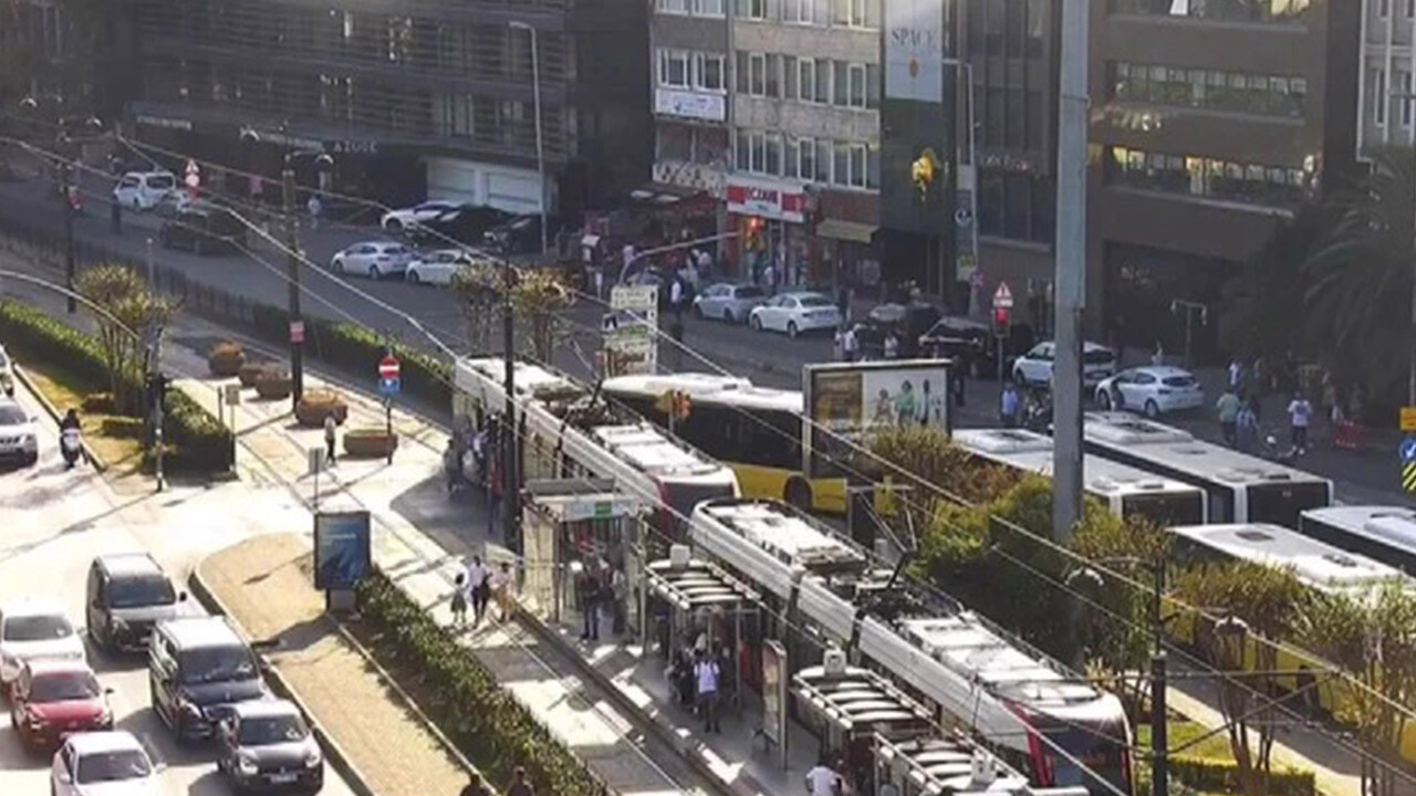 Beyoğlu&#039;nda otobüs tramvaya çarptı! Olay yerine çok sayıda ekip sevk edildi