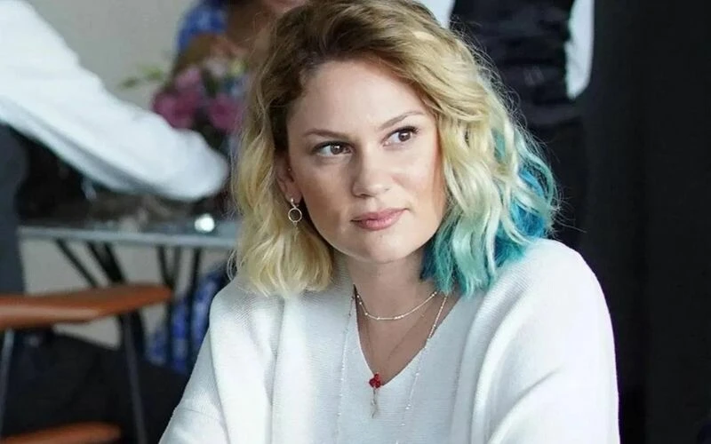 Yılmaz Güney filminin yapımcısı Ahmet San, Farah Zeynep Abdullah’a verdi veriştirdi! Hadsiz…