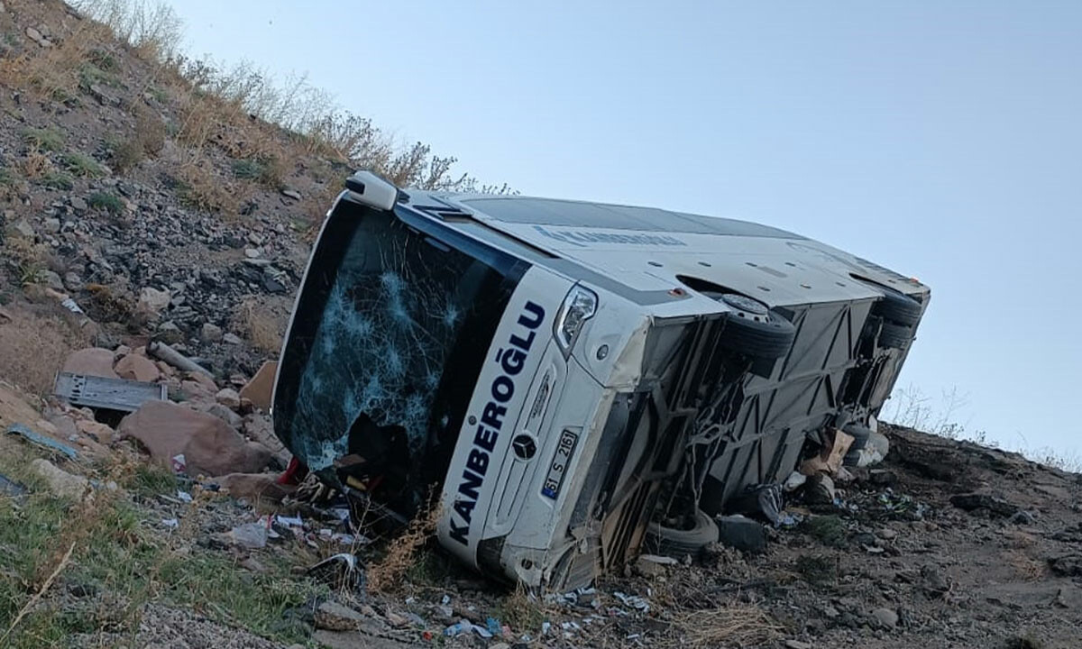 Erzurum&#039;da feci kaza! Yolcu otobüsü şarampole uçtu: Ölü ve yaralılar var