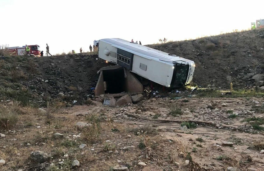 Erzurum'da otobüsün şarampole devrilmesi sonucu 3 kişi öldü, 22 kişi yaralandı.