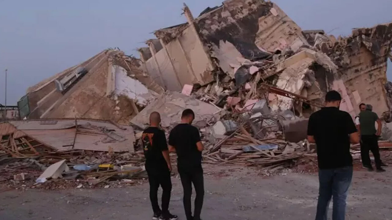 Hatay&#039;da hasarlı bina yıkımında acı olay! Bir kişi hayatını kaybetti 