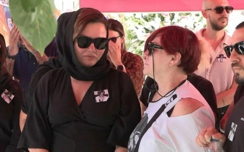 Deniz Seki annesini son yolculuğuna uğurladı! Cenazeye çok sayıda ünlü katıldı…