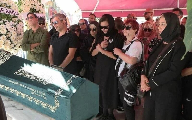 Deniz Seki annesini son yolculuğuna uğurladı! Cenazeye çok sayıda ünlü katıldı…