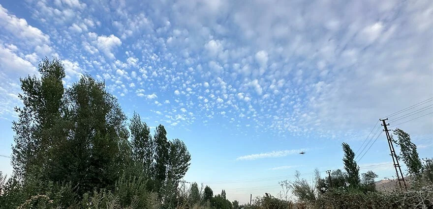 Sirrokümülüs bulutları merak uyandırdı! Gören telefona sarıldı