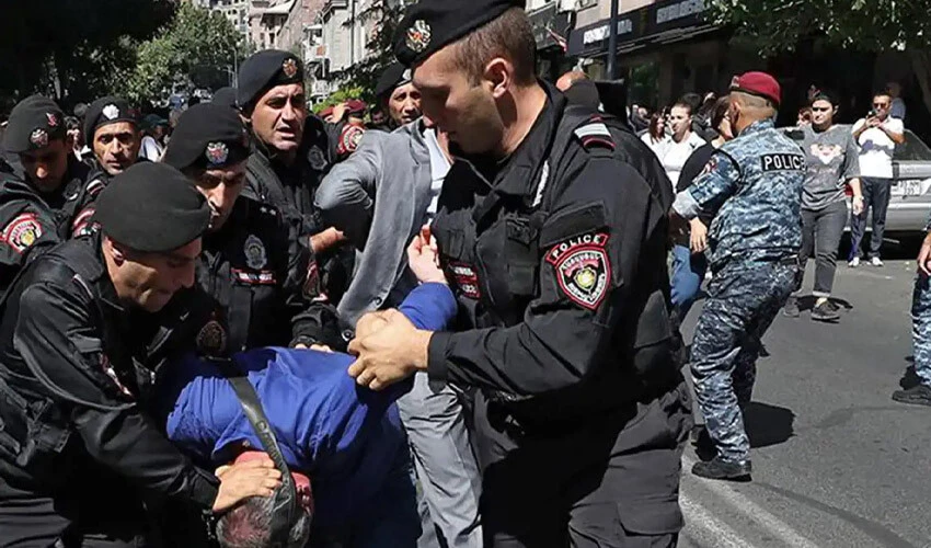 Ermenistan'da halk sokağa döküldü: Ülke 3 gün içinde felç olacak