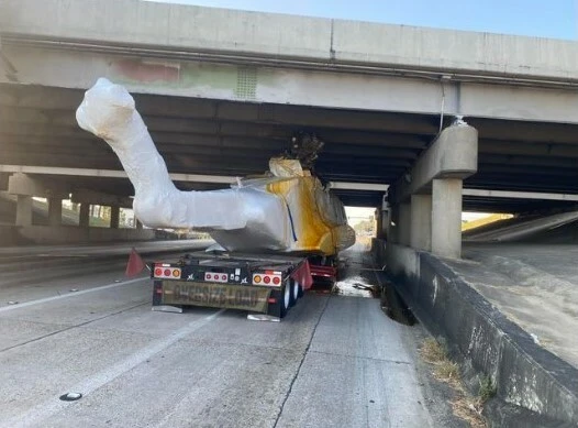 Helikopter köprüye sıkıştı! Trafik saatlerce durdu