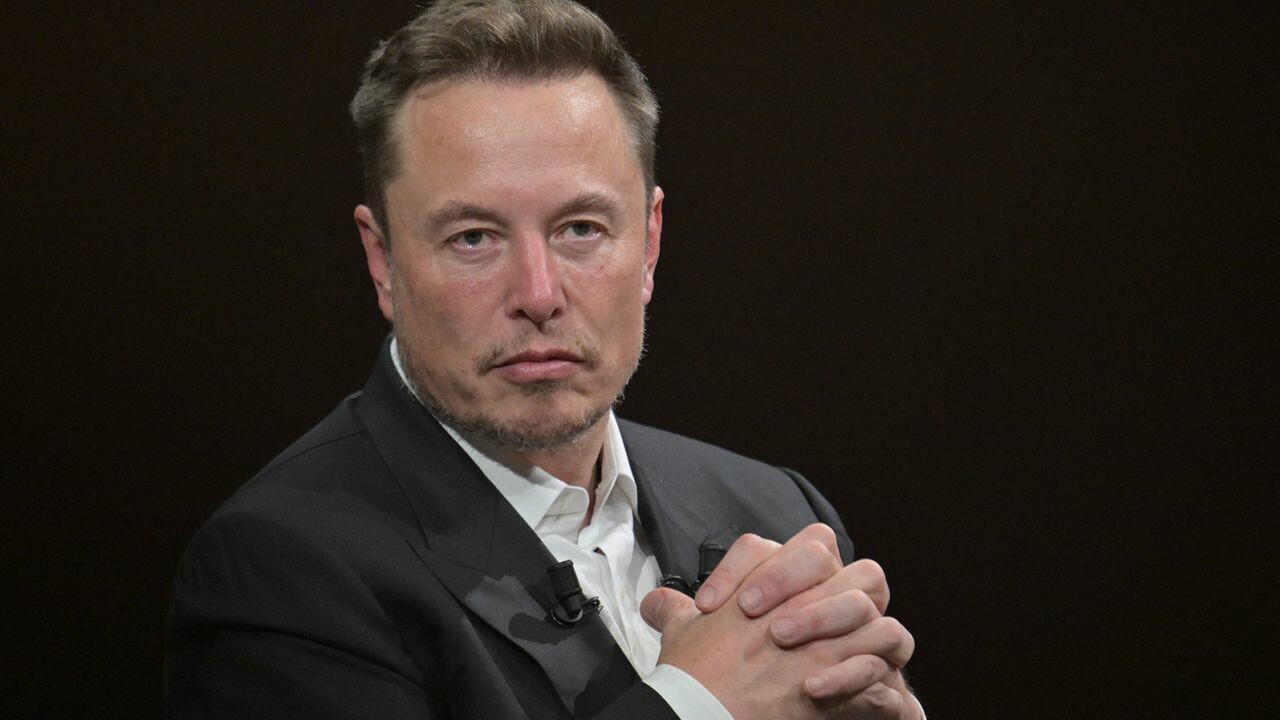 Elon Musk sosyal ağları çok fena tiye aldı: &quot;Karşımda hazır ola geçin!&quot;