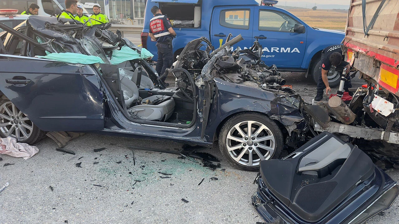 Yeni nişanlı çiftin acı sonu! Düğün alışverişinden dönerken TIR'a çarptılar