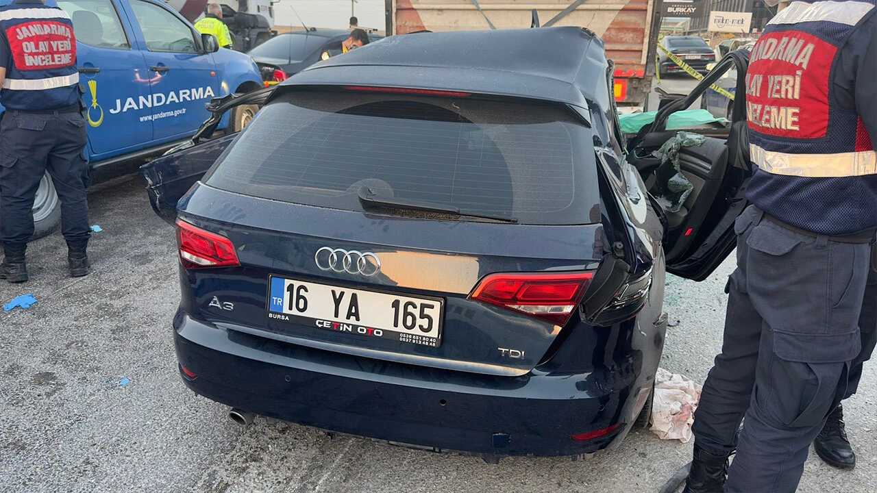 Yeni nişanlı çiftin acı sonu! Düğün alışverişinden dönerken TIR'a çarptılar