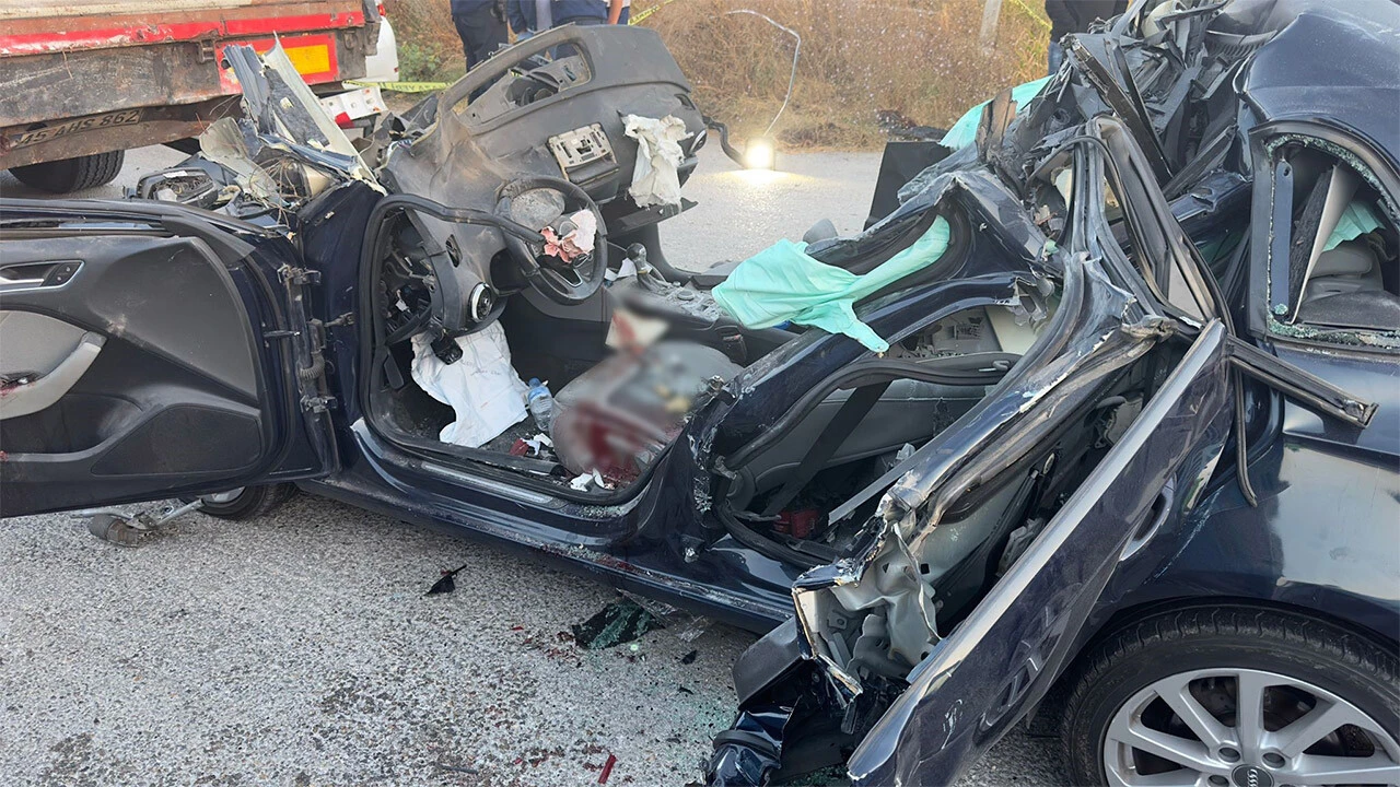 Yeni nişanlı çiftin acı sonu! Düğün alışverişinden dönerken TIR'a çarptılar