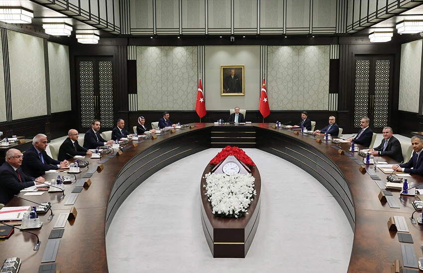 Kabine Toplantısı Kabine toplantısında emeklilere ek zam ve gençlere vergisiz cep telefonu satışı masaya yatırılacak.