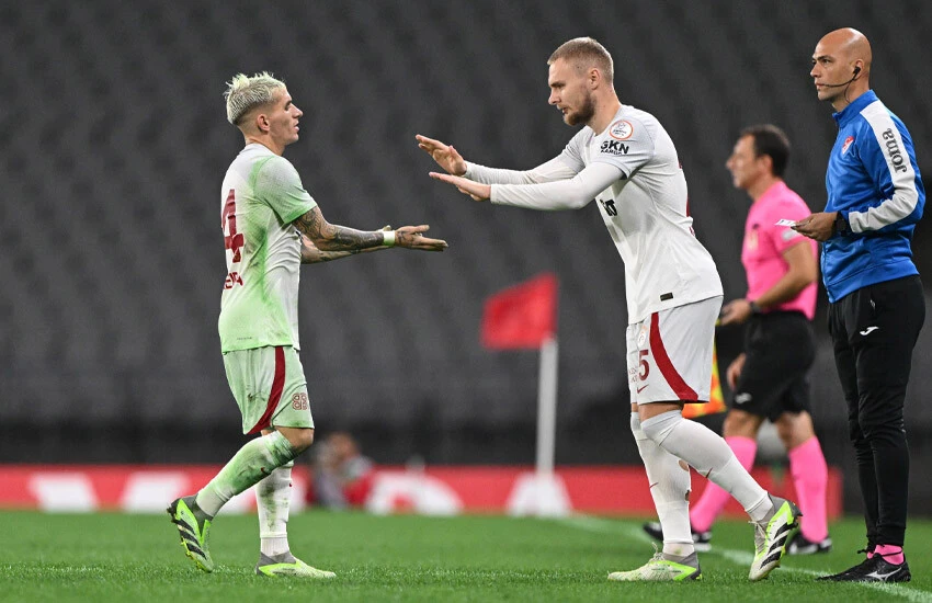 Atatürk Olimpiyat Stadı'nda bir garip çim restorasyonu: Gıda boyası fazla kaçtı; futbolcular Hulk'a döndü...