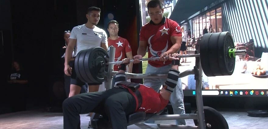 80 yaşında görülmemiş şov! 150 kiloyu tek seferde kaldırarak rekor kırdı