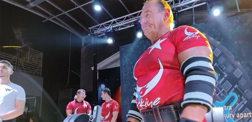 80 yaşında görülmemiş şov! 150 kiloyu tek seferde kaldırarak rekor kırdı