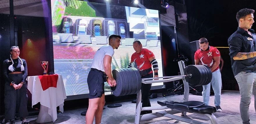 80 yaşında görülmemiş şov! 150 kiloyu tek seferde kaldırarak rekor kırdı